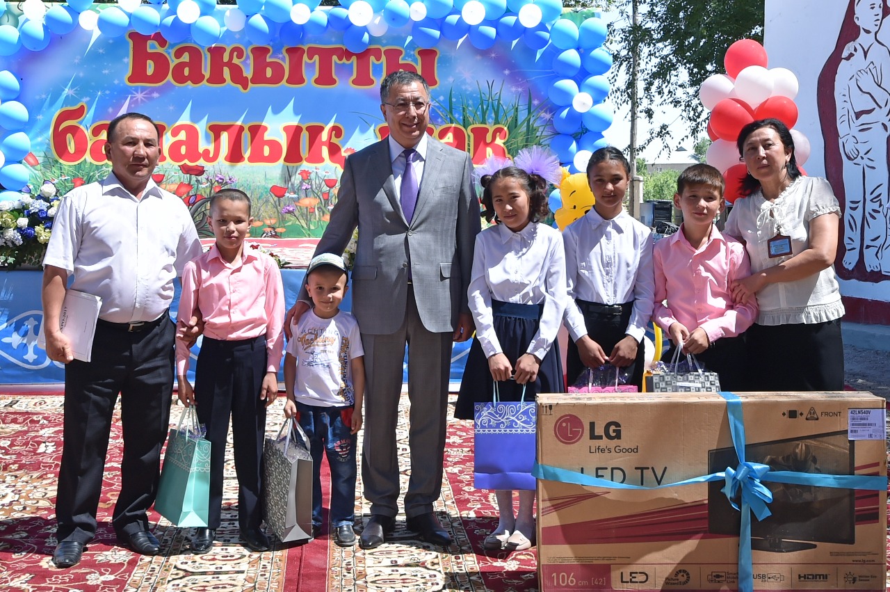 К празднику - подарки воспитанникам детского дома