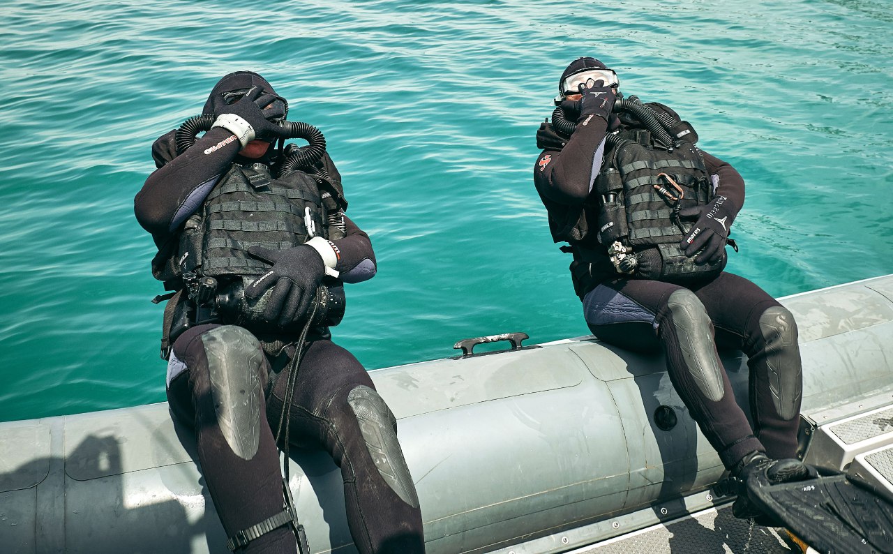 Военные водолазы выполняют зимние погружения