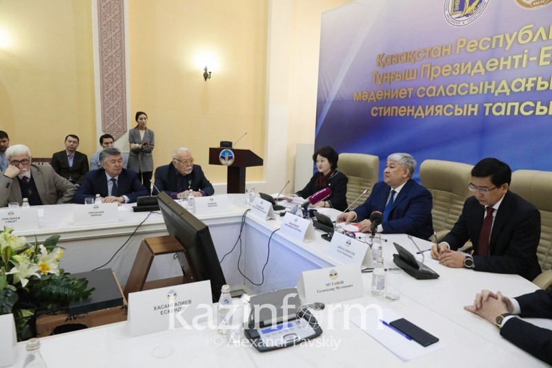 Мэтрам казахстанской литературы и искусства вручили стипендию Первого Президента