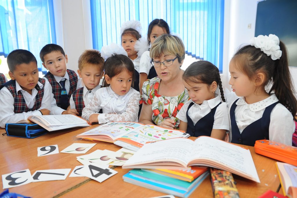 Четыре ученика дежурных классов заразились коронавирусом в ВКО