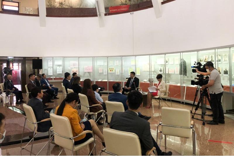 Аида Балаева встретилась с молодыми историками