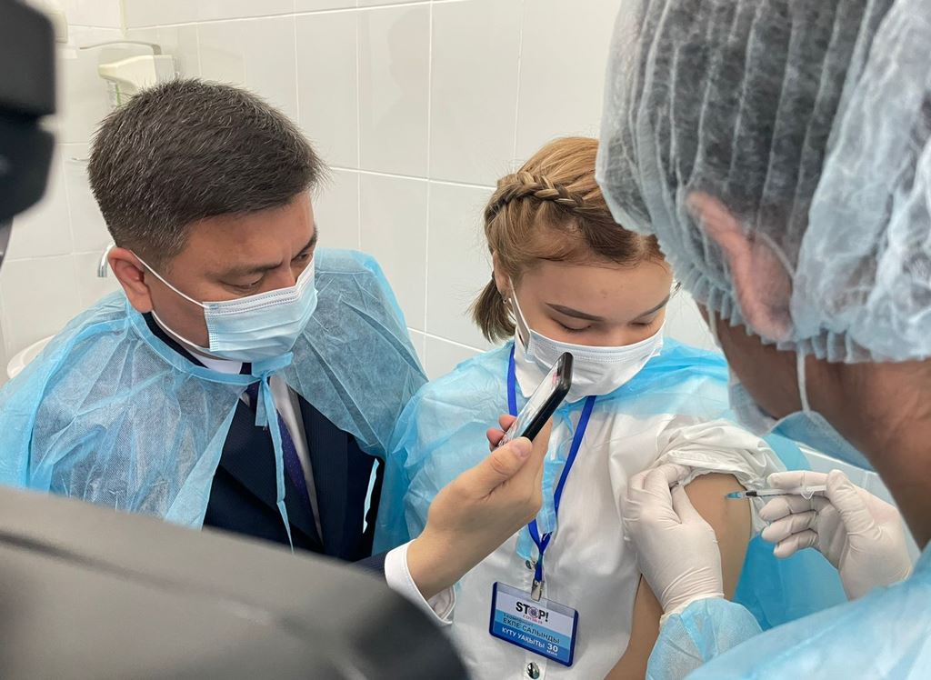 Дочь главного врача Шымкента получила вакцину
