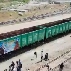 Спортшы бес вагонды сүйреп, рекорд жаңартты